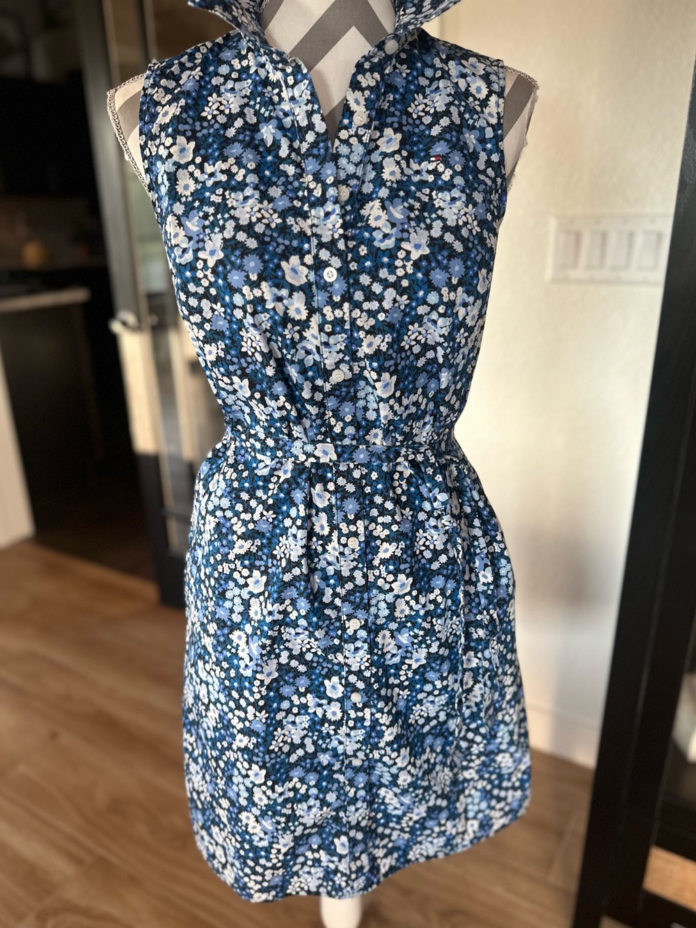 Tommy Hilfiger navy floral patterned sleeveless button-down shirt dress. Size M
